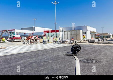 Offenen Heavy-Metal-Abdeckung auf Schacht auf Baustelle mit langen Feuerwehrschlauch. Stockfoto