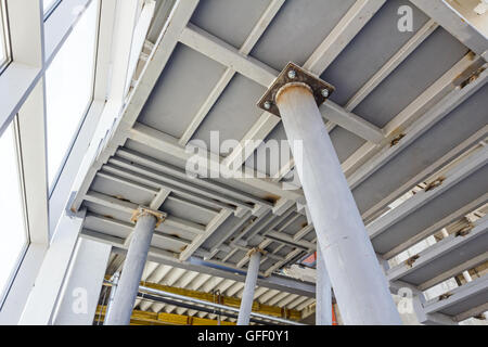 Metall-Säulen sind Unterstützung für Treppe bis Kreuz und quer. Stockfoto