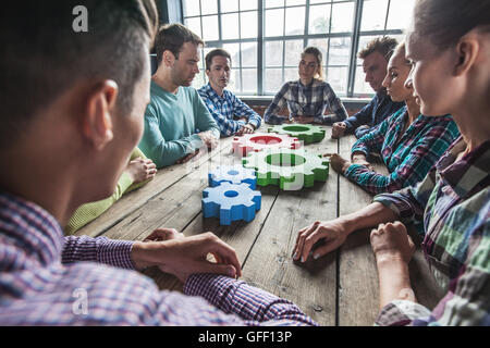 Menschen in Freizeitkleidung mit Rädchen des Geschäfts, moderne Business-Meeting Konzept Stockfoto