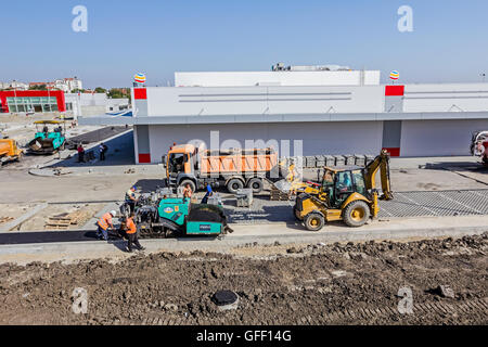 Zrenjanin, Vojvodina, Serbien - 14. September 2015: Bagger in seiner angehobenen sträubte sich Asphalt auf Baustelle transportiert. Stockfoto