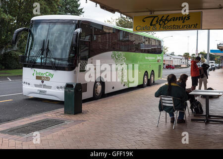Fernbus geparkt an einem Rastplatz Tiffany Cafe, Te Kuiti, Nordinsel, Neuseeland. Stockfoto