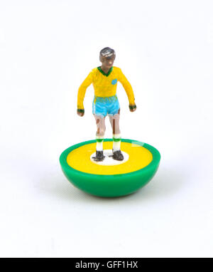 Einzelne Subutteo Tabelle Fußballspieler in Brasilien-Fußball-Team-Farben auf weißen Hintergrund. Stockfoto