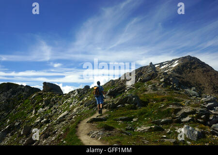 Wanderer unter Gipfel des Pezzolastock, Oberalppass, Kanton Uri, Schweiz Stockfoto