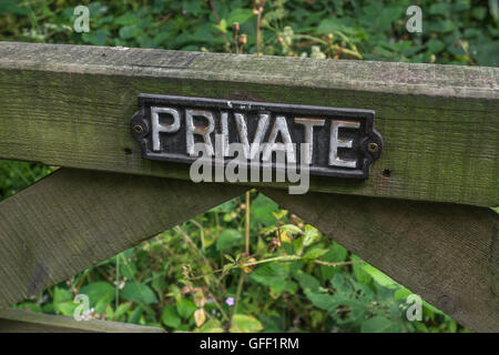 "Privates" Schild am Tor. Metapher für Begriffe wie Datenschutz, E-Mail-Sicherheit, Datenschutz, Schutz vor dem Zugriff, eingeschränkter Zugriff, geschlossene Besprechung, nicht eingeladen. Stockfoto