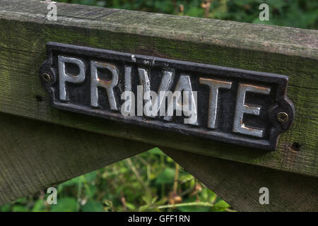 "Privates" Schild am Tor. Metapher für Begriffe wie Datenschutz, E-Mail-Sicherheit, Datenschutz, Schutz vor dem Zugriff, eingeschränkter Zugriff, geschlossene Besprechung, nicht eingeladen. Stockfoto