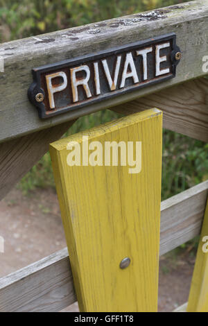 "Privates" Schild am Tor. Metapher für Begriffe wie Datenschutz, E-Mail-Sicherheit, Datenschutz, Schutz vor dem Zugriff, eingeschränkter Zugriff, geschlossene Besprechung, nicht eingeladen. Stockfoto