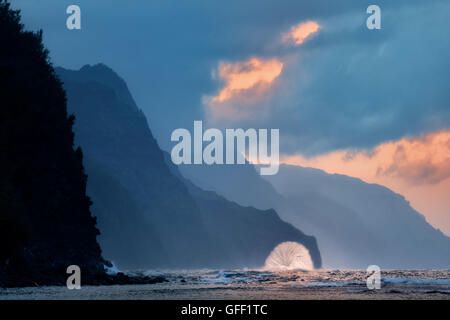 Welle auf Napali Küste bei Sonnenuntergang von Kea Beach Kauai, Hawaii Stockfoto