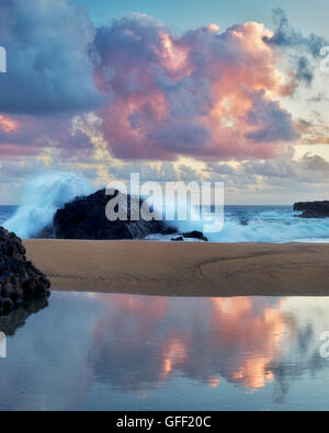 Sunrise und Tide Pool Reflexion. Kauai, Hawaii Stockfoto