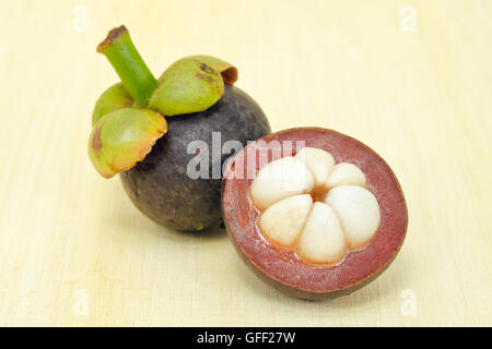 Mangostan (andere Namen sind Garcinia Mangostana, Clusiaceae, Saptree, lila Mangostan, Affe Obst, Malpighiales) mit Obst Stockfoto