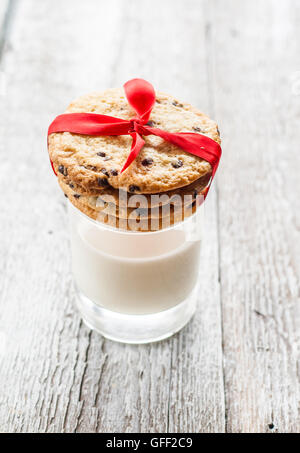 Große amerikanische Kekse mit Schokolade und einem Glas Milch. Stockfoto