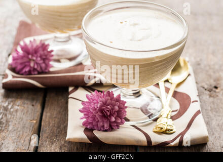 Weiße luftige Mousse Apfel Sambuk in Batch-Form. Stockfoto