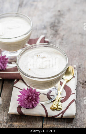 Weiße luftige Mousse Apfel Sambuk in Batch-Form. Stockfoto