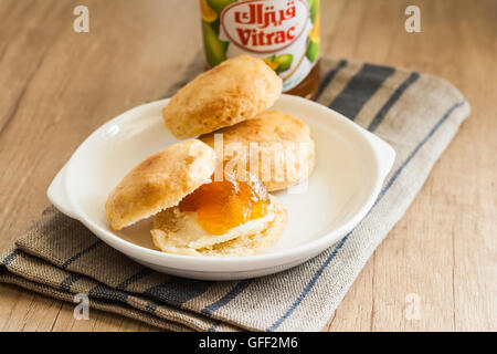 Scones mit Butter und Marmelade auf eine Serviette und Marmelade. Stockfoto