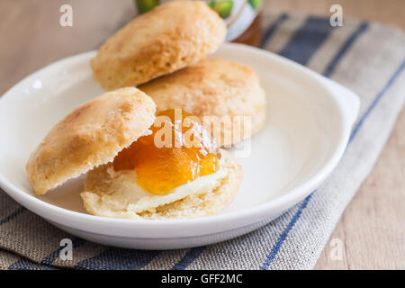 Scones mit Butter und Marmelade auf eine Serviette und Marmelade. Stockfoto