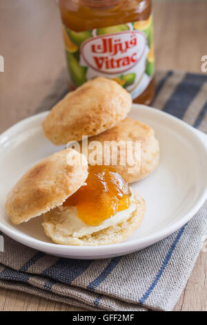 Scones mit Butter und Marmelade auf eine Serviette und Marmelade. Stockfoto