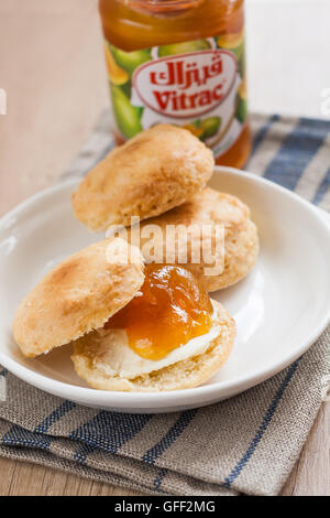 Scones mit Butter und Marmelade auf eine Serviette und Marmelade. Stockfoto