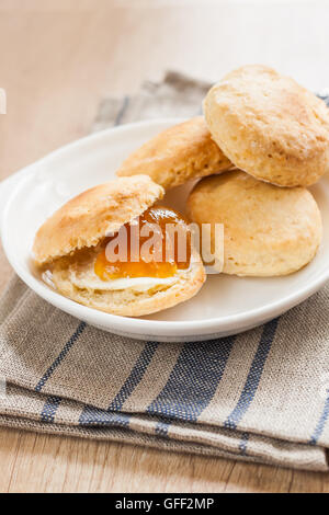 Scones mit Butter und Marmelade auf eine Serviette und Marmelade. Stockfoto