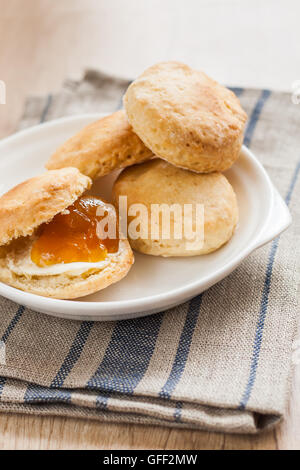 Scones mit Butter und Marmelade auf eine Serviette und Marmelade. Stockfoto