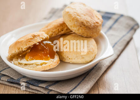 Scones mit Butter und Marmelade auf eine Serviette und Marmelade. Stockfoto