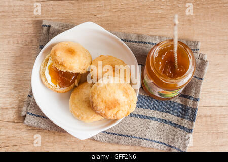 Scones mit Butter und Marmelade auf eine Serviette und Marmelade. Stockfoto