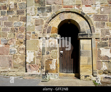 Tür von St. Johannes der Täufer Kirche im Dorf von Kirk Hammerton, in der Nähe von York, North Yorkshire, England UK Stockfoto