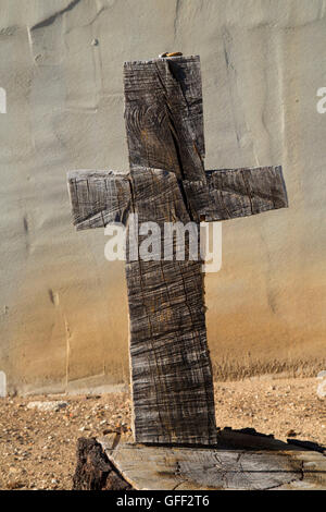 Kreuz im Friedhof, Mission San Miguel Arcangel, San Miguel, Kalifornien Stockfoto