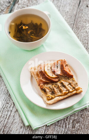 Zitronen-Tee und ein Stück Apfelkuchen. Stockfoto