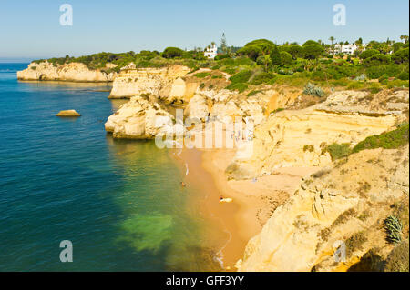 Strand, Felsen und Klippen, Armação de Pêra, Algarve Portugal Stockfoto