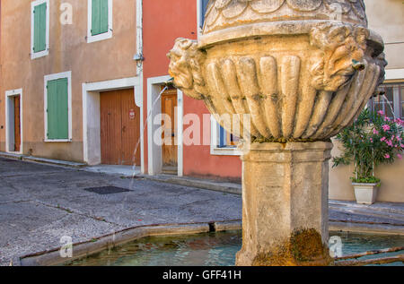 Brunnen in Pernes Les Fontaines in Provence, Frankreich Stockfoto