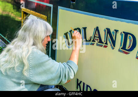 Schmale Boot Maler an Kanalseite. Stockfoto