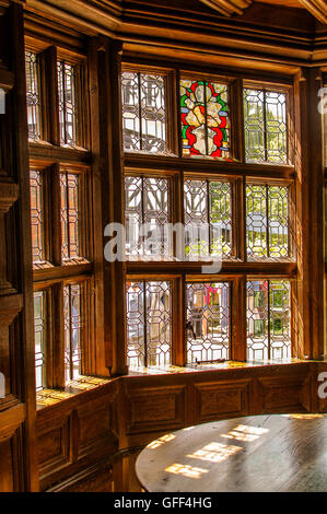 Sonnenlicht durch Glasfenster im Morton Hall Cheshire. Stockfoto