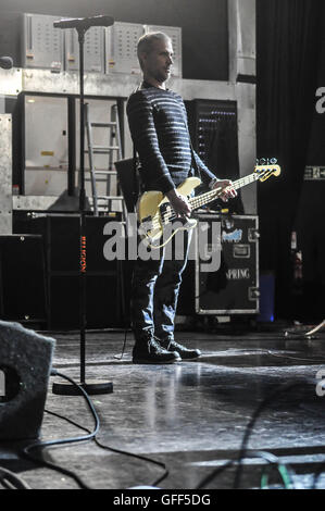 Jay Bentley von Bad Religion im Soundcheck vor der Sommer-Staatsangehörigen zeigen an o2 Academy Birmingham, 19. Juni 2016 Stockfoto