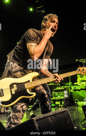 Jay Bentley auf der Bühne mit Bad Religion an o2 Academy Birmingham, unterwegs Sommer Staatsangehörige, 19. Juni 2016 Stockfoto