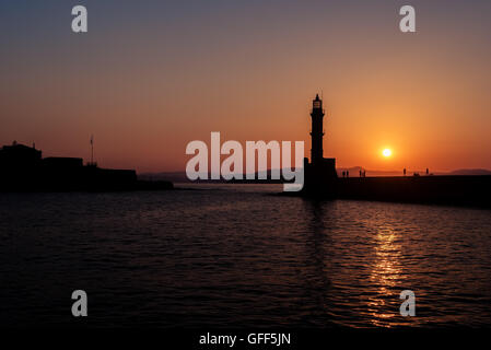 Chania, Kreta, Griechenland: Leuchtturm im Hafen von Venedig Stockfoto