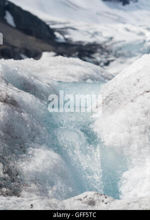 Kleine Gletscher schmelzen Wasserfall auf Eisschollen im Sommer Stockfoto