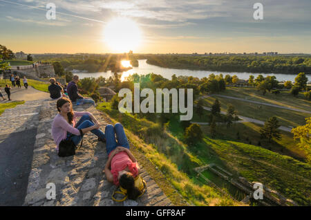 Beograd, Belgrad: Festung Kalemegdan Park, mit Blick auf den Zusammenfluss von Save und Donau und Novi Beograd mit der Genex Stockfoto