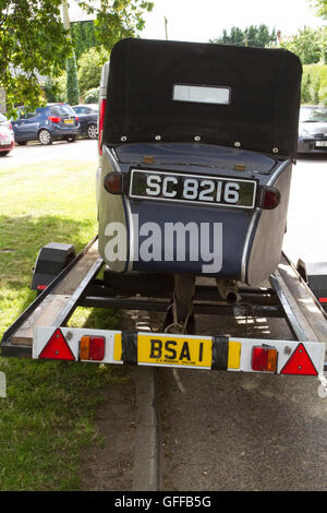 Ein 1930er Jahren drei Rädern BSA Licht Auto auf einen Anhänger mit der sehr geeignete BSA 1 Nummernschild Stockfoto