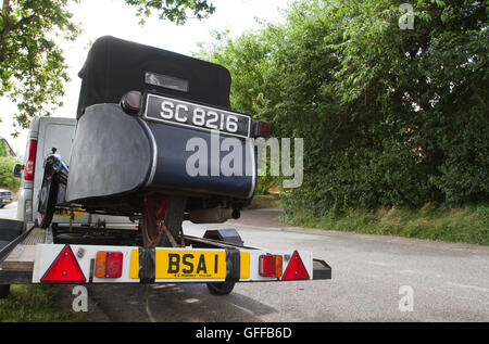 Ein 1930er Jahren drei Rädern BSA Licht Auto auf einen Anhänger mit der sehr geeignete BSA 1 Nummernschild Stockfoto