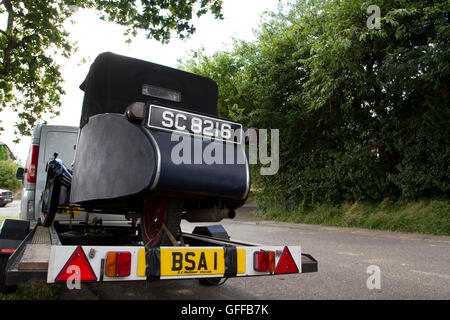 Ein 1930er Jahren drei Rädern BSA Licht Auto auf einen Anhänger mit der sehr geeignete BSA 1 Nummernschild Stockfoto