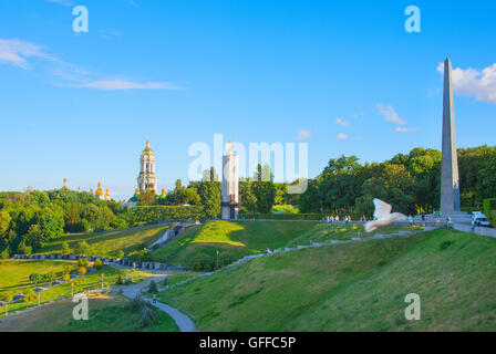 Park der Ruhm mit Denkmälern von Holodomor und Denkmal des ewigen Ruhms am Grab des unbekannten Soldaten. Stockfoto
