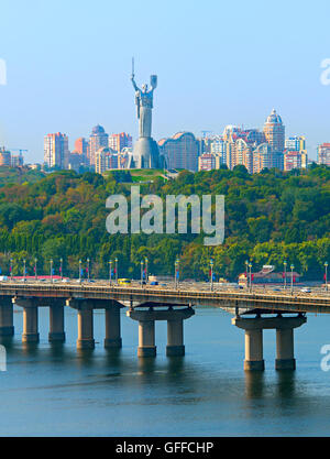 Paton Brücke über den Fluss Dnjepr, Mutter-Heimat-Denkmal in Kiew, Ukraine Stockfoto