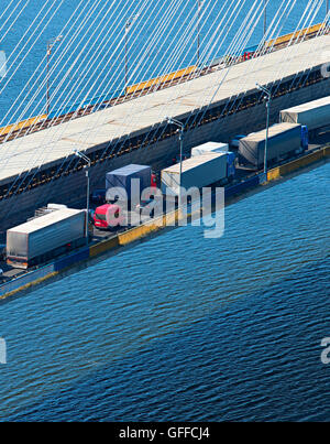 LKW im Stau Stau auf einer Brücke in der morgendlichen Rushhour Stockfoto