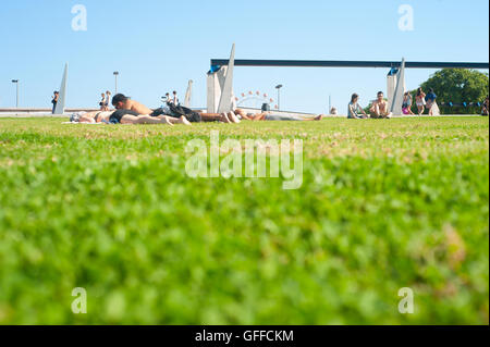 Menschen ruht auf einer Wiese in den hellen, sonnigen Tag Stockfoto