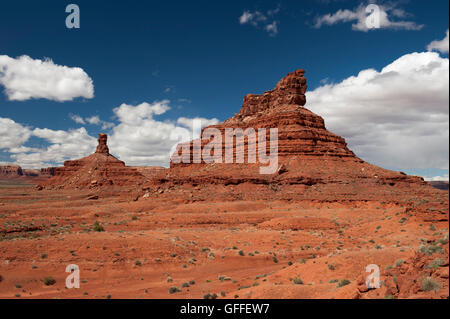 Einstellung Henne Butte, Vorder- und Rooster Butte, hinter, in Utahs Tal der Götter Stockfoto