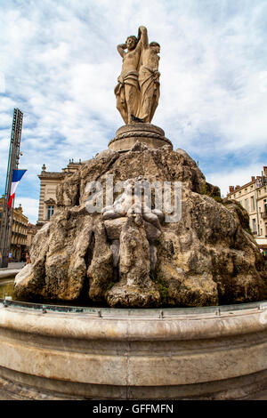 Die drei Grazien-Brunnen am Place De La Comedie in Montpellier, Frankreich. Drei Grazien Brunnen, gebaut vom Bildhauer Etienne d'Anto Stockfoto