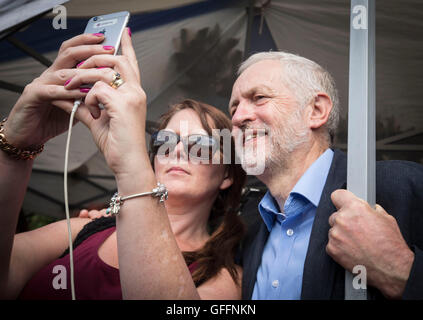 Jeremy Corbyn nimmt ein Selbstporträt mit einem Mitglied der Öffentlichkeit, wie er befasst sich mit eine Labour Führung Kampagne Kundgebung in Queens Gardens in Hull. Stockfoto