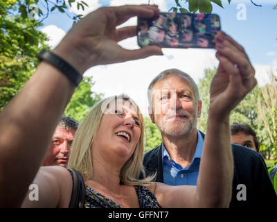 Jeremy Corbyn nimmt ein Selbstporträt mit einem Mitglied der Öffentlichkeit, wie er befasst sich mit eine Labour Führung Kampagne Kundgebung in Queens Gardens in Hull. Stockfoto