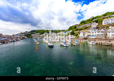 Looe Hafen im Sommer befindet sich in Cornwall, England, UK Stockfoto