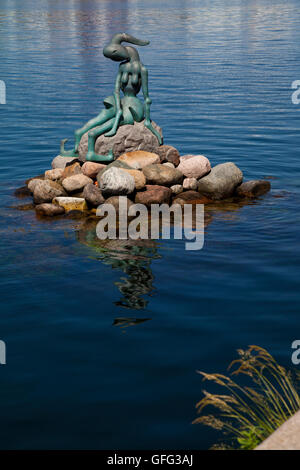 Die gentechnisch veränderten Kleine Meerjungfrau an Pakhuskaj westlich der Langelinie pier, Kopenhagen, an einem sonnigen Frühlingstag. Stockfoto