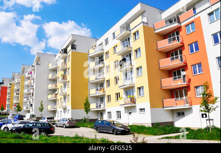 Neue Wohnung Gebäude am Stadtrand von Prag Apartment Gebäude neue Fassade Isolierung Farbe Gelb Gelb Weiß Orange Stockfoto